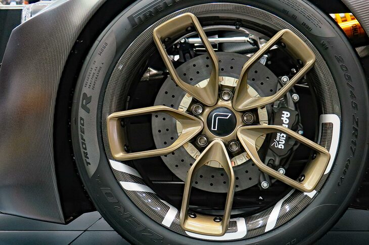 ボディーをカーボンで製作するなど、軽量化の施策は徹底。「オートモビル カウンシル2023」に展示された2台の車両では、ホイールにもカーボンが用いられていた。