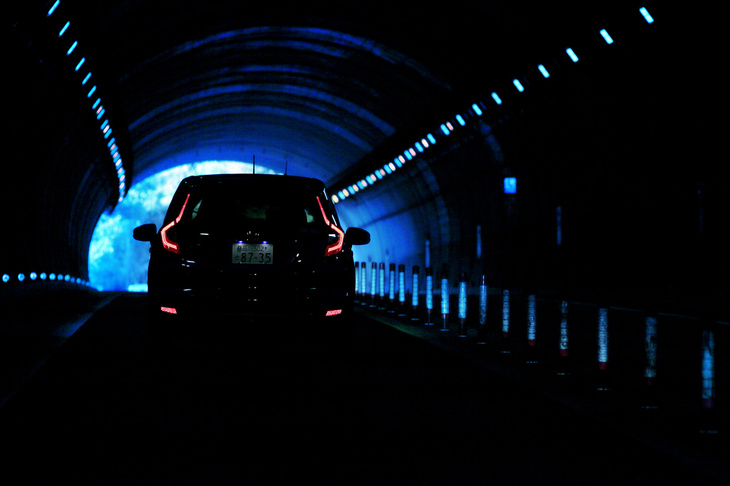 東京湾を渡ったら、館山自動車道、富津館山道路と一路南へ。ちなみに、内房で人気の道の駅「富楽里とみやま／ハイウェイオアシス富楽里」は、富津館山道路からアクセスが可能。時間があれば、ぜひ立ち寄ってみよう。