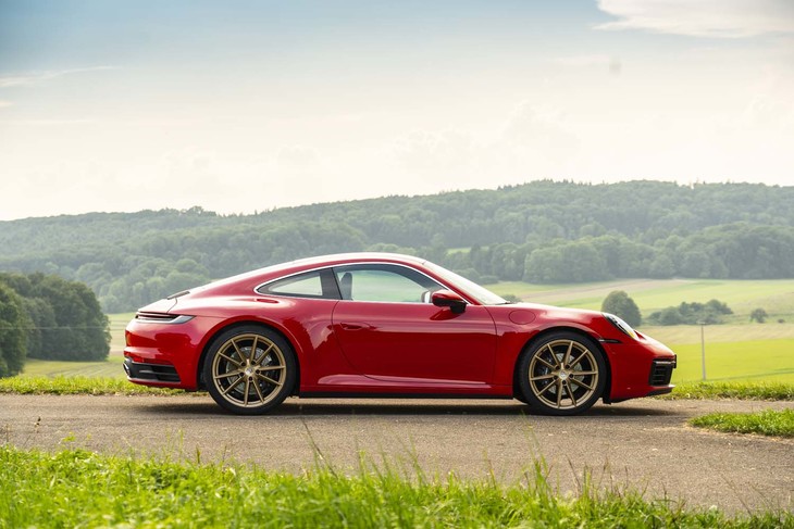 ポルシェを代表するスポーツカーである「911」の国内価格は1429万円から。高性能モデル「ターボS」は3000万円に迫るなど、もはや「エミーラ」の比較対象とはなり得ない。