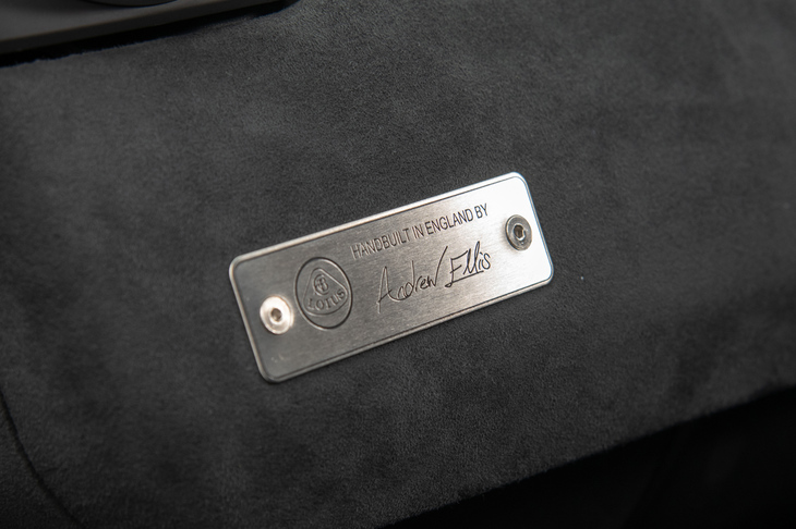 いまだに英ヘセルの工場にて、ハンドビルドで生産されるロータス。ダッシュボードには職人の名前が刻まれた金属プレートが貼られている。