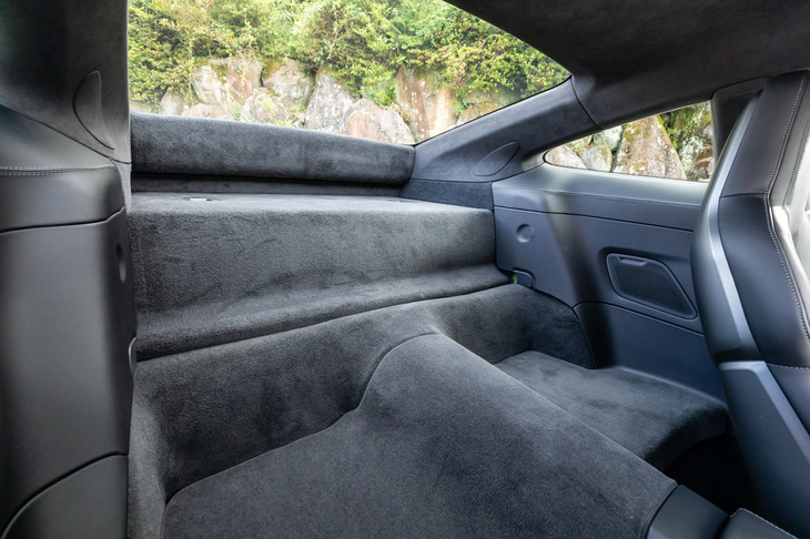 リアシートが取り払われているが、きちんとカーペットが敷かれているため、荷物置き場としては機能する。必要ならば無償でシートを付けられる。