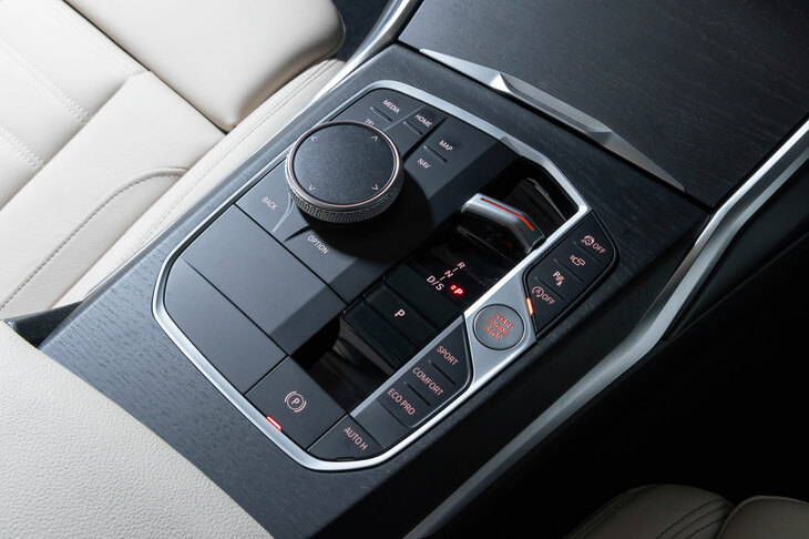 新デザインのセンターコンソール。小型化されたツマミ形状のシフトセレクターが特徴だが、「ブラインドタッチで『D』から『S』に切り替え」といった操作は、従来型よりやりづらくなった。