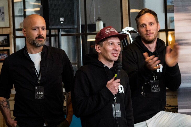 「Reload Land」の主催者たち。中央のマックスは編集者として欧州のカスタムバイクシーンを盛り立てた人物で、その後「Craftwerk Berlin」を仲間たちとともに設立。バイクやクルマまわりの企業コンサルティング会社も運営している。レオ（右）とジェームス（左）は、ともに工業デザイナーおよびエンジニアとして、さまざまな企業で電動バイクをはじめとする製品の開発やイベント開催に携わっている。