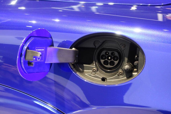 マクラーレン・アルトゥーラ スパイダー（給電口）