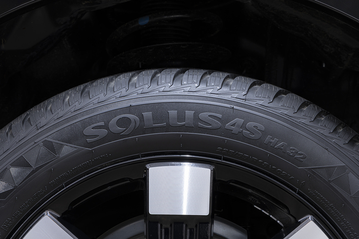 「ソルウス4S HA32」はクムホのオールシーズンタイヤとしては第3世代にあたる。夏タイヤと同じようにドライブできながら突然の雪にも慌てないことを目指した最新モデルだ。