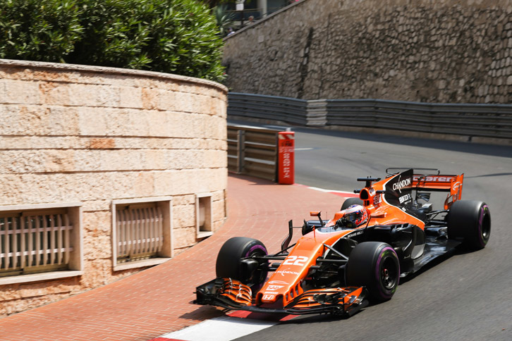 インディ500出場のフェルナンド・アロンソの代役を引き受けたマクラーレンのジェンソン・バトン（写真）。テストに参加せずぶっつけ本番で迎えたモナコは、タイトルを取った2009年に優勝経験があり、昨年まで4年連続で入賞を続けた得意のコースでもある。予選ではQ3進出で9番手タイムを記録するも、ホンダのターボとMGU-Hの交換で15グリッド降格。レースはピットレーンからスタートし、1周して早くもピットイン。前方が開けた場所から追い上げようとしたが、前を走っていたザウバーのパスカル・ウェーレインにも同じ作戦を取られてしまい作戦失敗。最後尾を走り続けたのち、60周目にウェーレインを抜こうとして接触、マシンを壊しリタイアした。クラッシュを起こしたことで次戦のグリッドペナルティーが言い渡されたが、おそらく出場することはないだろうから、“果たせぬ罰”となりそうだ。（Photo=McLaren）