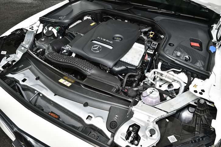 211ps／350Nmを生み出す2リッター直4ガソリンターボエンジンに、88ps／450Nmの電気モーターが組み合わされる。システム総出力は286ps／550Nm。