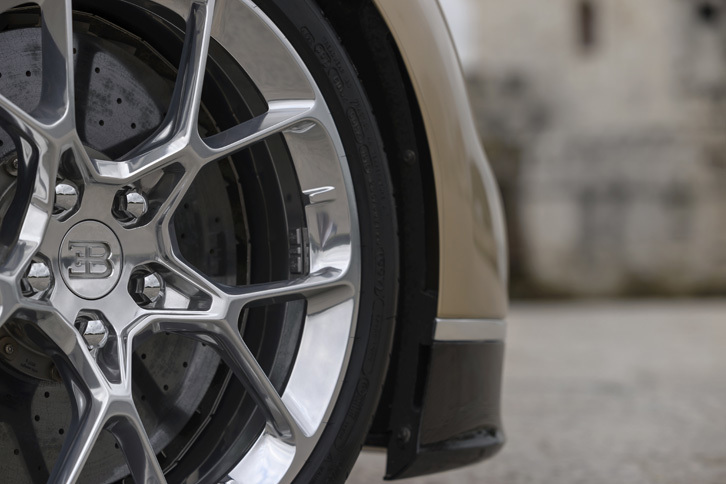 ホイールは前（写真）が20インチで、後ろが21インチ。カーボンセラミックのブレーキディスクが装着される。