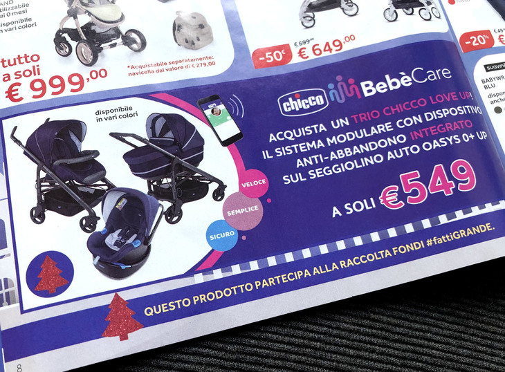 チェーン系ベビー用品ショップの広告から。子ども車内放置警報装置付きチャイルドシートがとりわけ目立つように紹介されている。