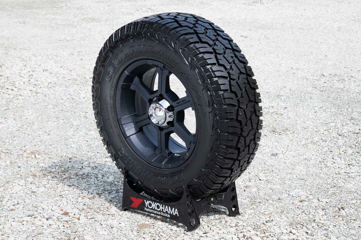 2019年7月23日に発表（発売は9月）された「ヨコハマGEOLANDAR X-AT」。オンロードでの快適性を求めながら、オフロードチューニングやドレスアップを楽しむユーザーに向けたとされる新タイヤだ。