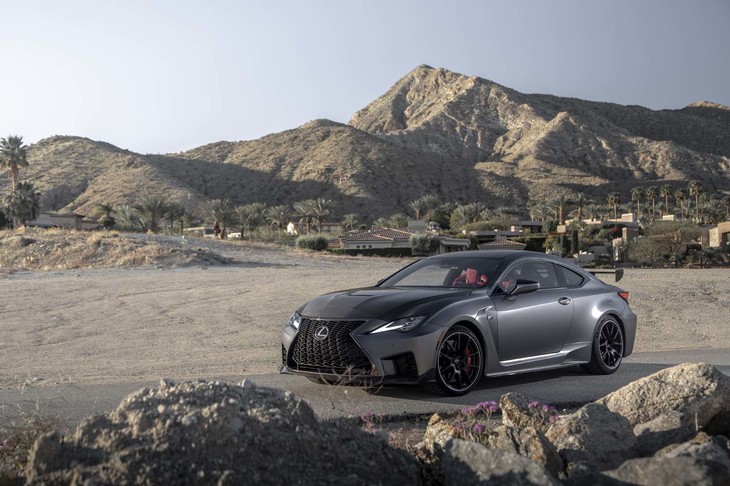 改良を受けた「RC F」のトップモデルが「トラックエディション」。カーボンパーツを多用し軽量化された車重は、1715kgと発表されている。