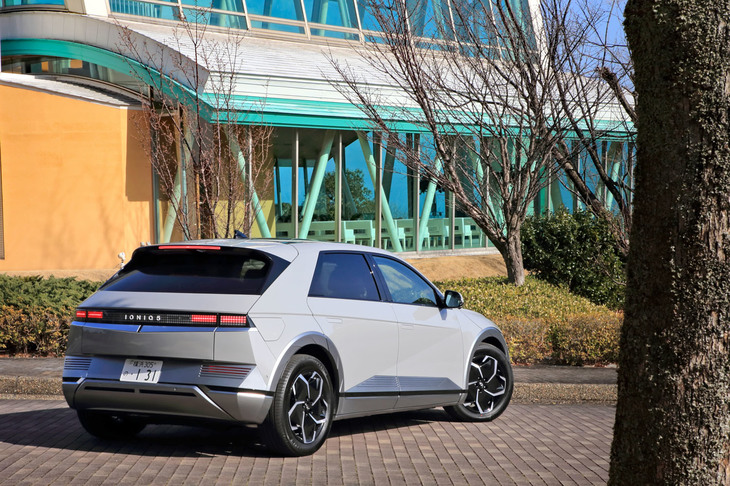 ボディーサイズは全長×全幅×全高＝4635×1890×1645mm、ホイールベースは3000mm。遠目にはコンパクトな5ドアハッチバックに見えるが、「レクサスNX」に近いフットプリントを有している。