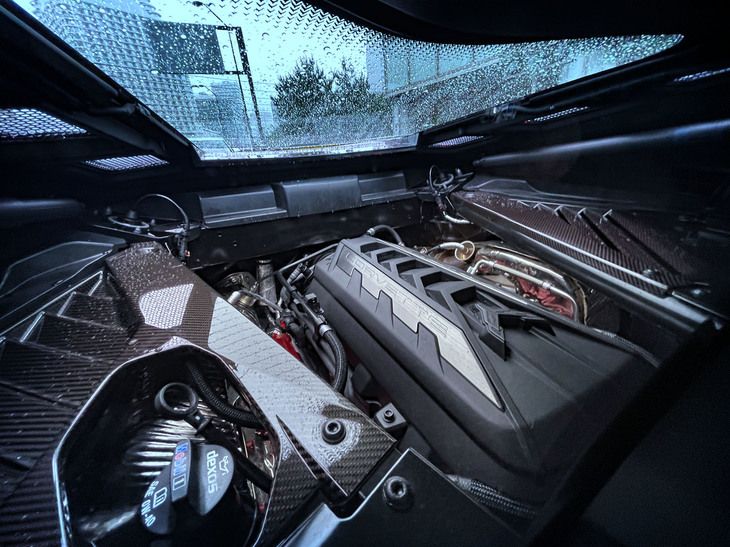 キャビン側から見た「LT2」エンジン。ヘッドの小さなOHVの動弁機構やドライサンプ式の潤滑機構もあり、エンジンまわりは非常に低重心な設計となっている。