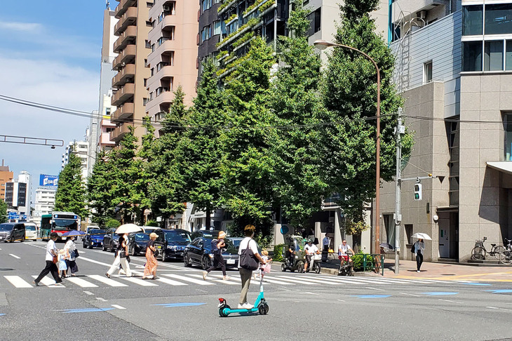 ひと口に「電動キックボード」といっても、個人所有の車両にシェア用、運転免許の要るもの要らないもの（後述）と種類はさまざま。そのなかで多くの人が「あれだ」連想するのは、シェアリングサービス「LUUP（ループ）」の車両（写真中央）だろう。その台数は2024年7月の時点で、電動アシスト自転車タイプの車両と合わせて2万台以上になるという。