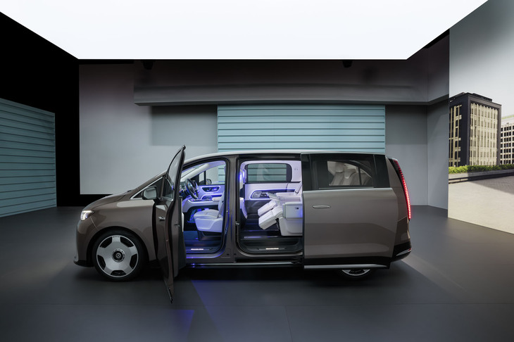 「VLE」のボディーサイズは全長×全幅×全高＝5309×1999×1943mm。全長と全幅で「Sクラス」や「EQS」よりひとまわり大きく、40cm以上も背が高い。フロントドアが90度近くまで開くのも特徴である。