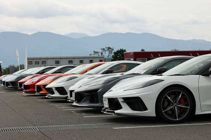 鼻先をそろえた現行「C8シボレー・コルベット」。よく見ると先代「C7」が交じっているが違和感はない。