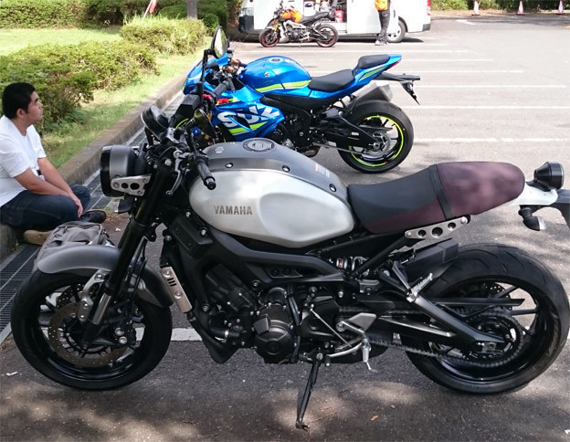 そういえば、webCGでは最近になって不定期で二輪車のレビューも始めました。「気になるバイクが出たら取りあえず取材」というゆるいスタンスではありますが、ご愛顧ください。ちなみに、上の写真は「ヤマハXSR900」（手前）と「スズキGSX-R1000R」（奥）。久々のスーパーバイクに、体がバッキバキです。