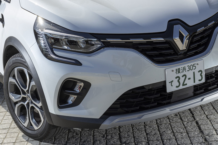 最新世代のルノー車に共通するLEDのCシェイプデイタイムランプが特徴的な「キャプチャー」のフロントフェイス。タイヤは215/55R18サイズで、今回の試乗車には「グッドイヤー・エフィシェントグリップ パフォーマンス」が装着されていた。