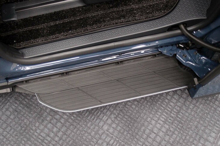 トヨタ・ヴォクシーS-Z＜7人乗り／ハイブリッド車＞（モーターを使わず“からくり”機構で展開・収納されるユニバーサルステップ）