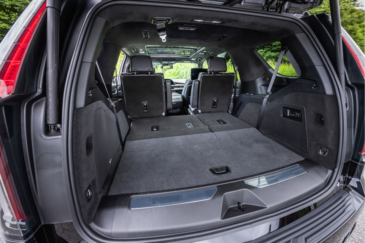 「エスカレード」の大柄なボディーは、こうした旅行でも重宝する。荷室は7人乗車時でも722リッターの広さがあり、旅の荷物やお土産などを難なく飲み込む。さらに3列目のシートもたためば、2065リッターの空間が出現。2列目シートもたためば3426リッター（北米仕様参考値）もの広さが得られる……のだが、そこまでする機会は、まずないだろう。