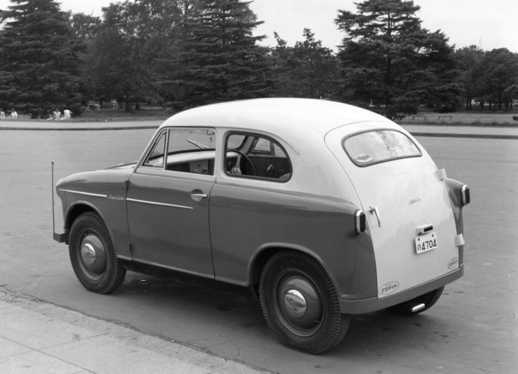 3人乗りで最大積載量200kgの商用バンである「スズライトSL」。ボディーサイズは全長×全幅×全高＝2990×1295×1400mm、ホイールベース＝2000mm。エンジンは359cc空冷2ストローク並列2気筒、最高出力15.1PS。