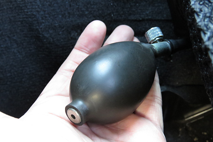 ランバーサポート用のエアポンプ。イソギンチャクのような、ポリプ期のクラゲのような……。こういう生き物、確かに海にいそうな気がする。