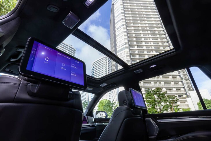 これも全車に標準で装備される、電動サンシェード付きパワーサンルーフ。車内に圧倒的な開放感をもたらすだけでなく、二層構造で断熱性・遮音性にも優れている。