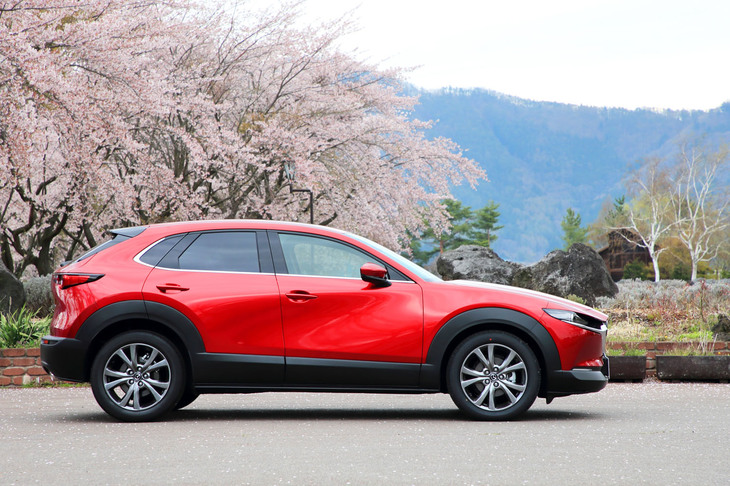 後ろ寄りに配されたコンパクトなキャビンや、やや“前傾姿勢”なルーフラインがスポーティーな「CX-30」。全高は1540mmと、多くの機械式立体駐車場に入れる高さに抑えられている。