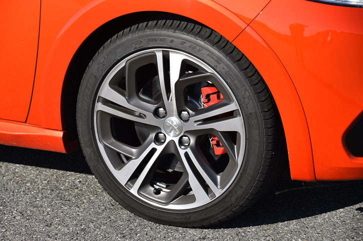 「プジョー208GTi」には、17インチのアルミホイールと大径ブレーキディスク、専用のブレーキキャリパーがおごられる。