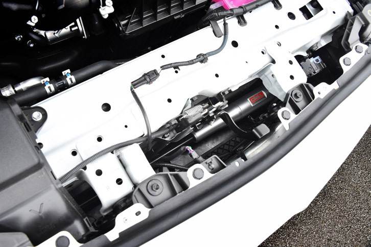 アッパーコアサポートの奥に見える銀色の筒に注目。「MCB」は前後バンパーのリンフォース付近に装備される。