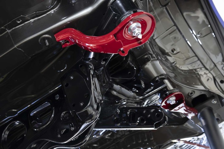 リアサスペンションの取り付け部には「NX350“Fスポーツ”」専用にスティフナーが追加されている。