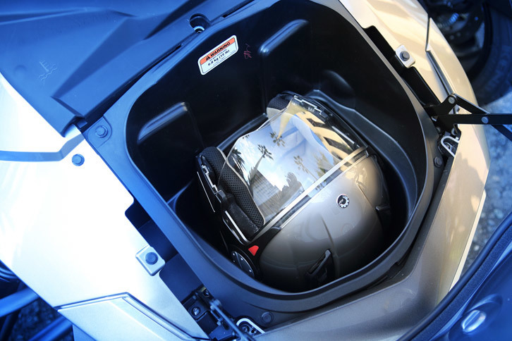 フロントに設けられた収納スペース。リアのサイドラゲッジを含め、「F3-T」には計78リッターの収納スペースが設けられている。