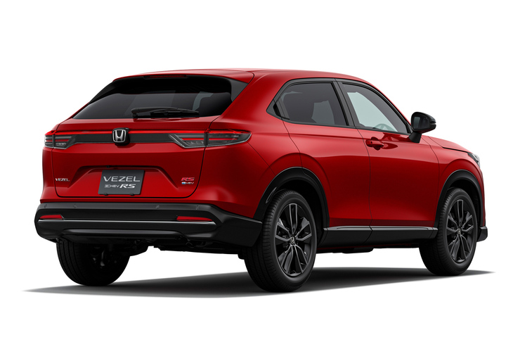 「ヴェゼル」のボディーサイズは仕様によって異なり、全長が4340～4385mm、全幅が1790mm、全高が1545～1590mmとなっている。プラットフォームから判断するとBセグメントに区分けしたくなるヴェゼルだが、サイズ的にはBセグとCセグの中間といった感じだ。