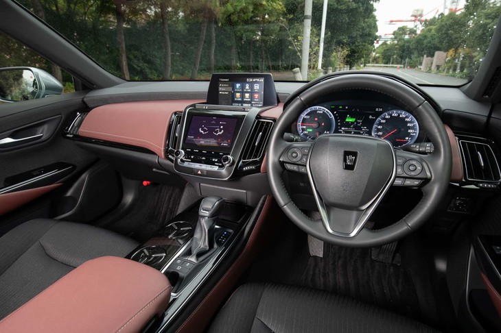 ダッシュボード中央に設けられた上下2段の液晶スクリーンが目を引くインテリア。センターアームレストなどに赤を採用しているが、トーンは抑えられている。