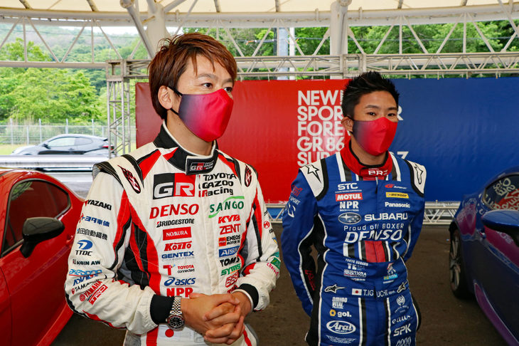 「トヨタGR 86」と新型「スバルBRZ」の特徴を語る佐々木選手と井口選手。井口選手はさまざまな印象を語りつつ、最後は「実際に乗り比べて、好みのほうを選んでほしい」と述べた。