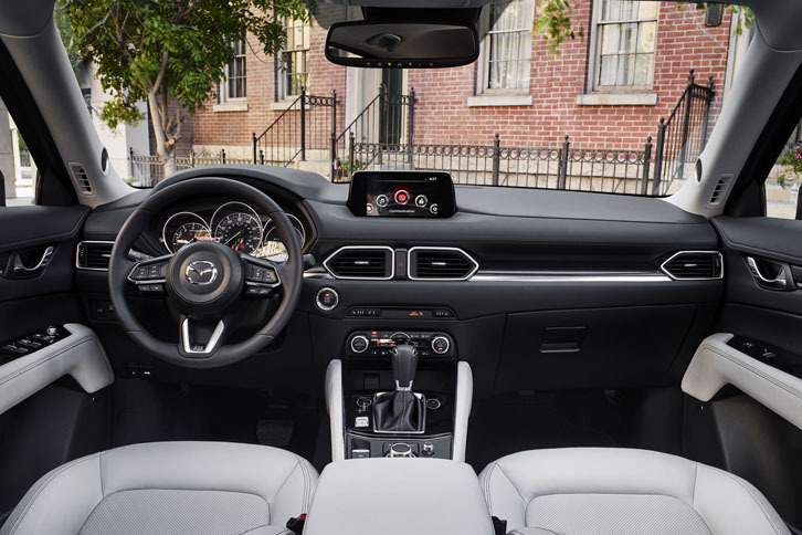 「マツダCX-5」（北米仕様車）のインテリア。