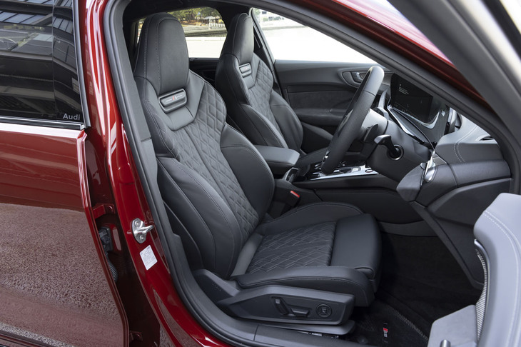 もともとスポーツシートが標準装備のところ、この試乗車は「Sスポーツシート」と呼ばれる、より立派な装備をオプション（パッケージに含まれる）装着している。