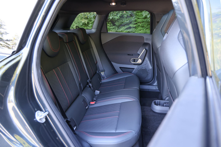 フロントシートと同じく「ジョンクーパーワークスブラック」の「べスキン」表皮で仕立てられたリアシート。「MINIクーパー」の「3ドア」や「5ドア」とは異なり、リアシートは3人掛けで、乗車定員は1人多い5人となる。