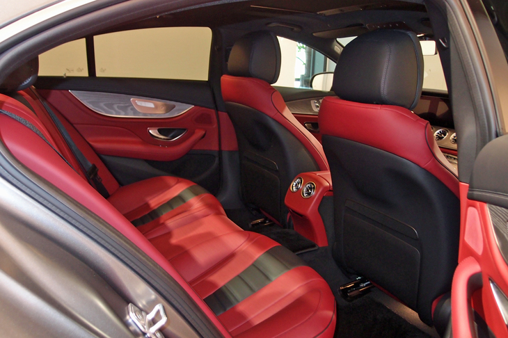 後席の定員は、先代の2人から3人へと増えている。