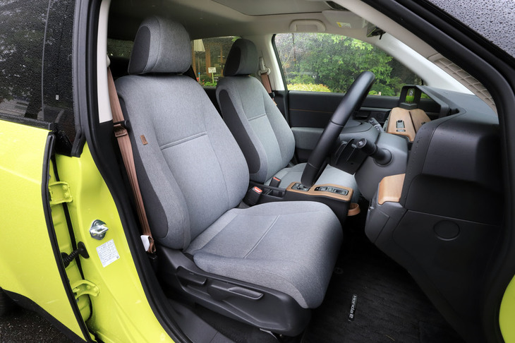 シート表皮は明るいグレーのファブリック。床面はフラットで、じつは運転席と助手席の間をウオークスルーできる。寒い日でも快適にドライブできるようシートヒーターとステアリングヒーターが標準装備される。