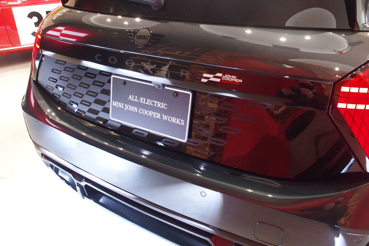 MINIジョンクーパーワークスE（リアビュー）