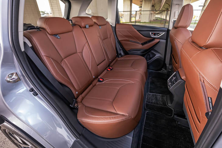リアシートのバックレストは、6：4の分割可倒式となる。ドアは前後とも、サイドシルまで覆った「クリーンサイドシル」を採用。ボディーに付いた汚れなどを気にせず乗り降りができる。