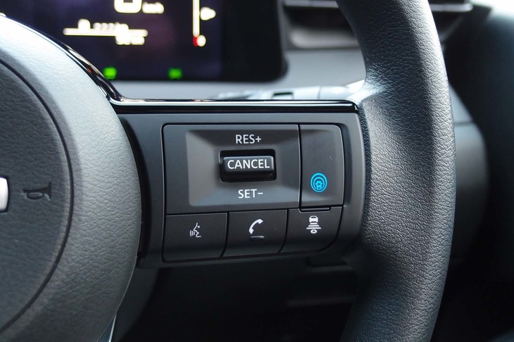 日産ノート（プロパイロットの操作スイッチ）