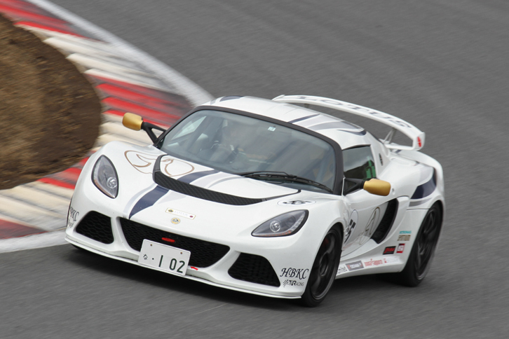 ゲスト参戦した現役SUPER GTドライバーの中山友貴選手を抑えてトップを快走、LOTUS CUP JAPAN第1戦を制した「エキシージ スポーツ350」。