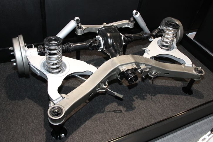 会場2Fコンコースには、同じく自動車技術会創立70周年特別企画展示として、エポックメイキングな技術や部品が展示された。これも50年をさかのぼる1967年に誕生した3代目「ダットサン・ブルーバード（510型）」に導入されたセミトレーリングアーム式リアサスペンション。日産としては初採用となる後輪独立懸架だった。