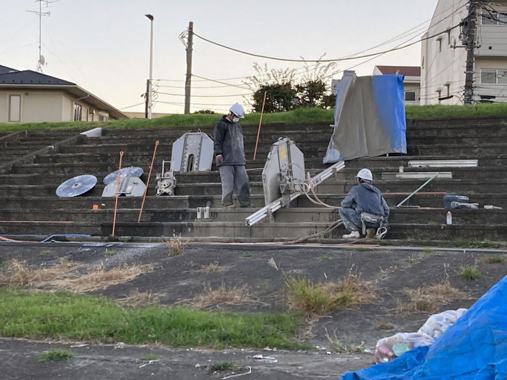 移設のため、状態のいい部分の観客席を切り出しているところ。