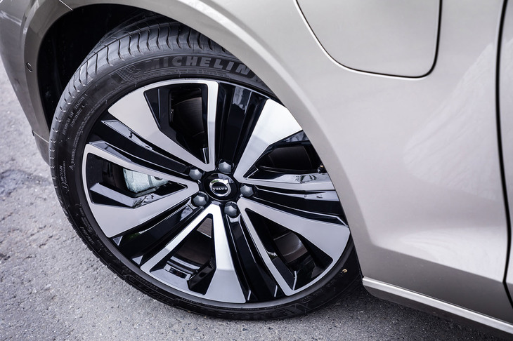「V60リチャージプラグインハイブリッドT6 AWDインスクリプション」には19インチサイズの「5オープンスポーク」ホイールが標準で装備される。今回の試乗車はこれに235/40R19サイズの「ミシュラン・プライマシー4」タイヤが組み合わされていた。
