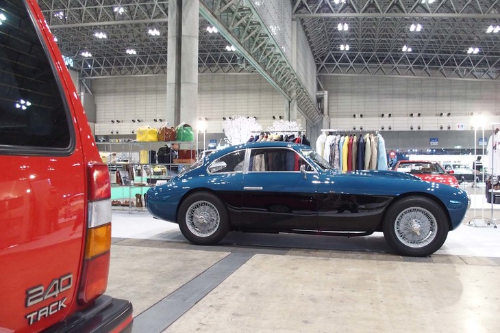 VINTAGE LOVERSの出展ブースと「フィアットV8ザガート」。