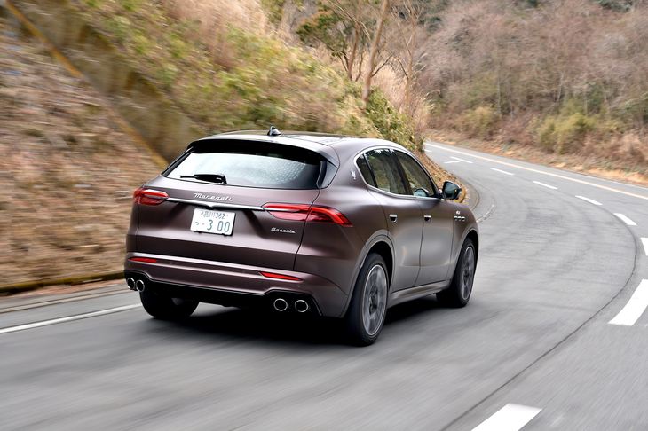 「グレカーレ」のBSGは発進時にクランクシャフトをアシストするのみで、蓄えた電気のほとんどを「eBooster」で使う仕掛け。高効率性よりもエンジンパフォーマンスの底上げに徹したマイルドハイブリッドだ。