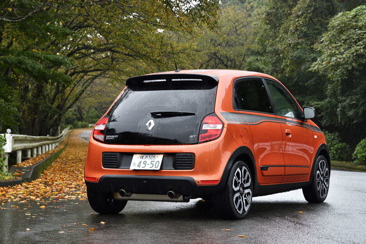 デュアルエキゾーストパイプを得て、後ろ姿が勇ましくなった。200台限定モデルのボディーカラーは「オランジュ ブレイズM（メタリック）」のみの設定。